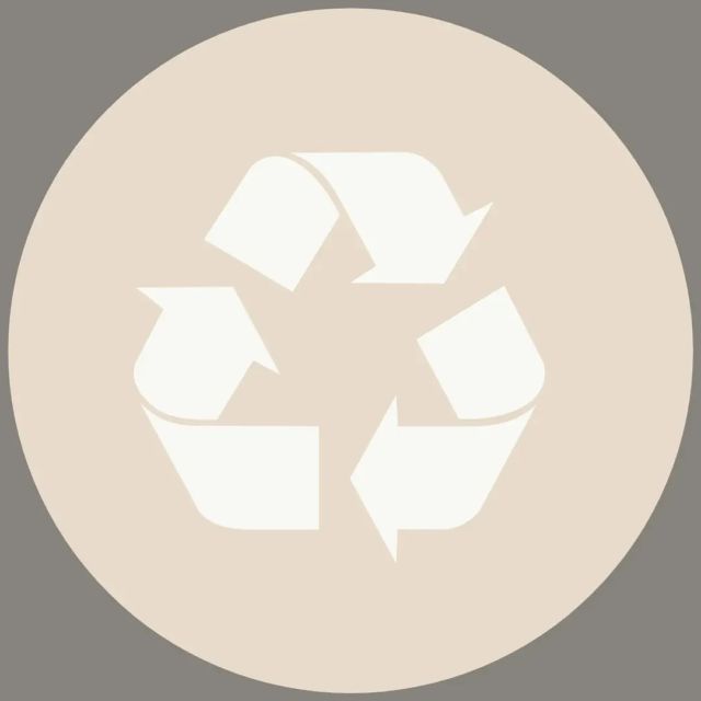 Recycling-Symbol in Weiß auf einem beigen Hintergrund, symbolisiert Nachhaltigkeit und Wiederverwertbarkeit