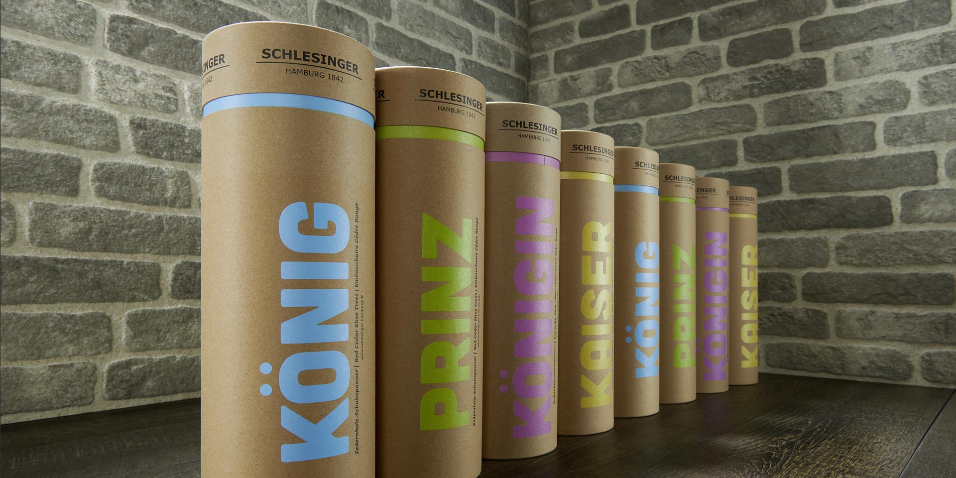 Reihe von individuell gestalteten Pappdosen mit verschiedenen Beschriftungen, perfekt für personalisierte Verpackungslösungen