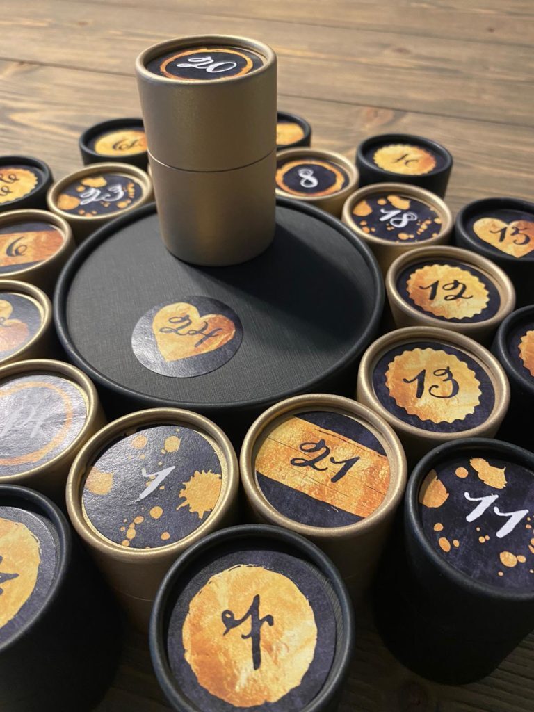 Individueller Adventskalender aus Pappdosen Schwarze Pappdosen als Adventskalender